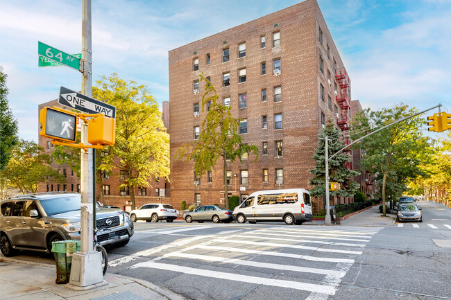 Yellow Stone Gardens in Forest Hills, NY - Foto de edificio - Building Photo