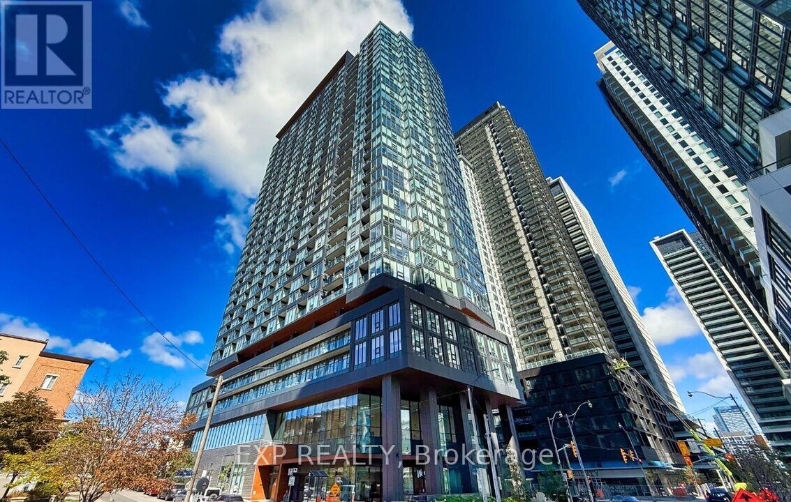 19 Western Battery Rd in Toronto, ON - Building Photo