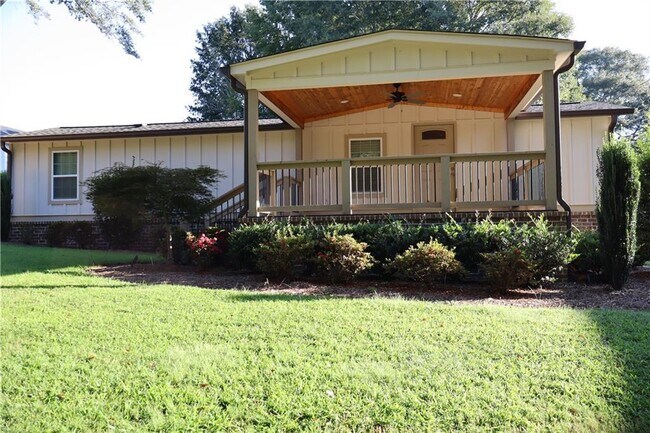 property at 5514 E Chestnut St