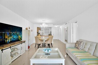 3527 NE 168th St in North Miami Beach, FL - Building Photo - Building Photo
