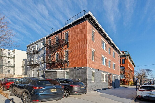 100 Griffith St, Unit 1r in Jersey City, NJ - Building Photo - Building Photo