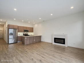 4111 N Narragansett Ave in Chicago, IL - Building Photo - Building Photo