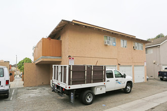 7261 Corsican Dr in Huntington Beach, CA - Foto de edificio - Building Photo