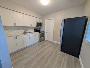 2300 Douglas St in Hollywood, FL - Building Photo - Building Photo