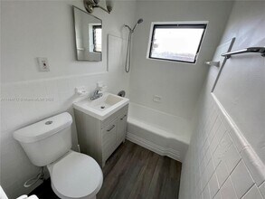 903 NE 7th St-Unit -2 in Hallandale Beach, FL - Building Photo - Building Photo
