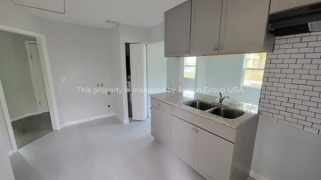 5230 Amazon Ave in Jacksonville, FL - Foto de edificio - Building Photo