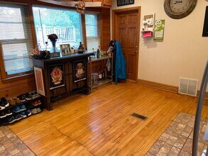 1560 E Irving Plz, Unit Rear lower 2 bdrm in Milwaukee, WI - Foto de edificio - Building Photo