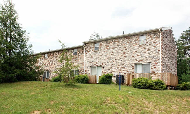 Kelly Manor (Patriot Lanes) in Charleston, WV - Foto de edificio - Building Photo
