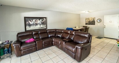 10377 N Kendall Dr in Miami, FL - Foto de edificio - Building Photo