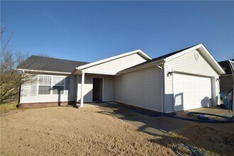 803 SW Krug Rd in Bentonville, AR - Foto de edificio - Building Photo