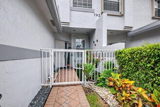7924 Laina Ln in Boynton Beach, FL - Building Photo - Building Photo