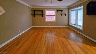 70 Sunnycliff Dr in Euclid, OH - Foto de edificio - Building Photo