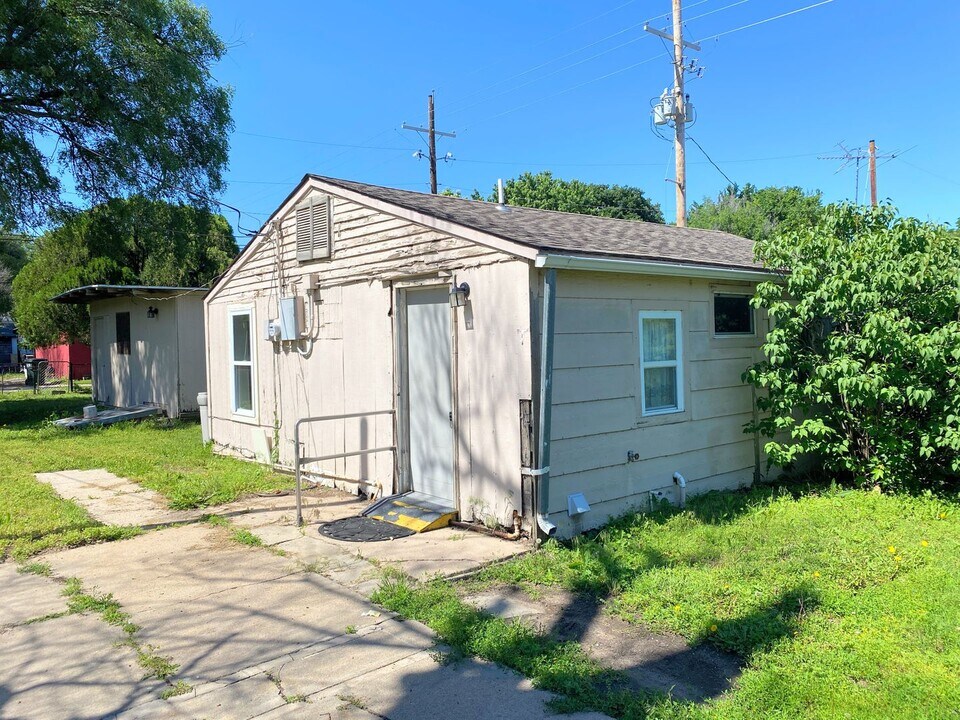 701 E 3rd Ave in Hutchinson, KS - Building Photo