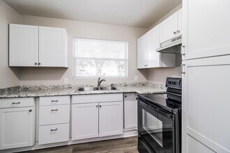 4450 Swift Ave in Titusville, FL - Foto de edificio - Building Photo