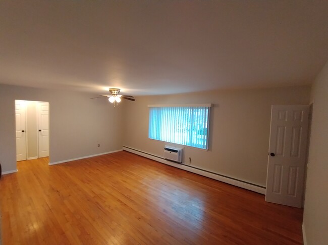 3 Myrtle Ave, Unit Laurel Gardens  3 B in Eatontown, NJ - Building Photo - Building Photo