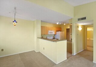 8010 N Nob Hill Rd in Tamarac, FL - Foto de edificio - Building Photo