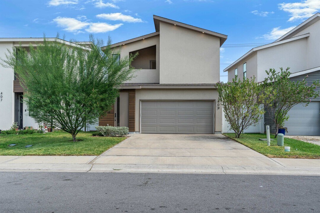 409 Deer Path Lp in Laredo, TX - Foto de edificio