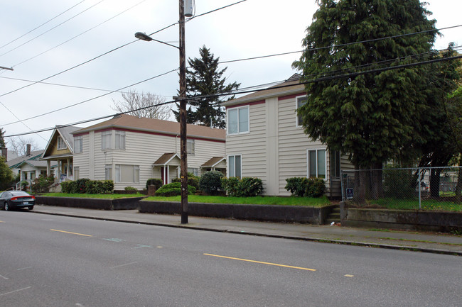 830 NE Killingsworth St in Portland, OR - Foto de edificio - Building Photo