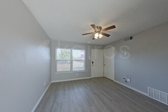 1704 E Lovers Ln in Arlington, TX - Building Photo - Building Photo