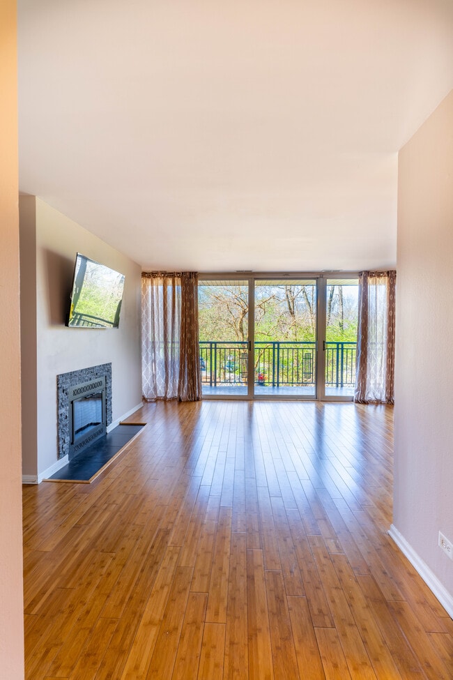 5950 Oakwood Dr, Unit 2F in Lisle, IL - Building Photo - Building Photo