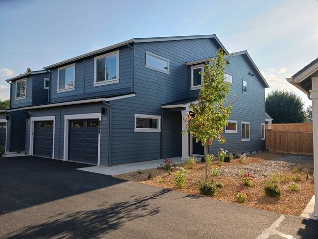 467 SW 27th St in Redmond, OR - Building Photo - Building Photo