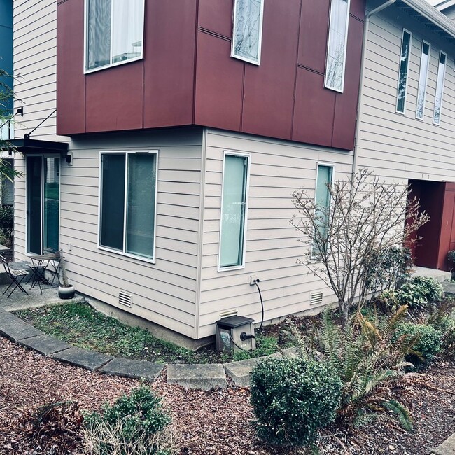 3529 NE 147th St in Lake Forest Park, WA - Foto de edificio - Building Photo