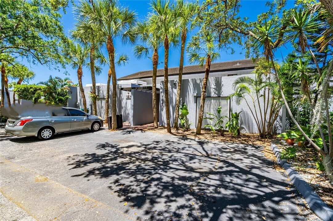 6409 Windmill Gate Rd in Miami Lakes, FL - Foto de edificio