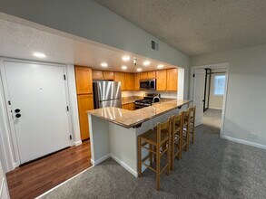 545 Pierce St, Unit 1302 in Albany, CA - Foto de edificio - Building Photo