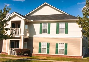 881 Powell Dr in South Hill, VA - Foto de edificio - Building Photo