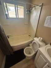 240 W Ann Arbor Ave in Pontiac, MI - Foto de edificio - Building Photo