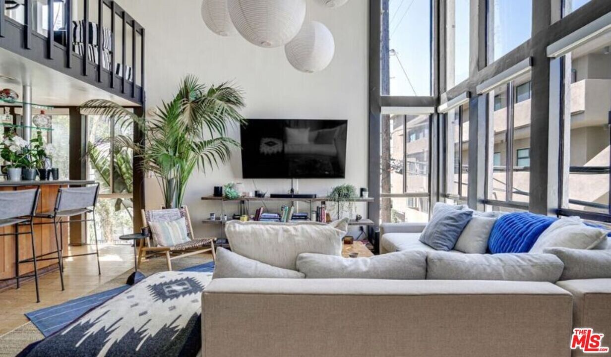 14 Mast St in Los Angeles, CA - Building Photo