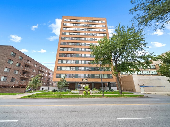 property at 6118 N Sheridan Rd