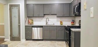 305 Berkshire Way in Evesham, NJ - Building Photo