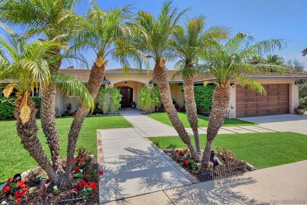5595 Rutgers Rd in San Diego, CA - Foto de edificio