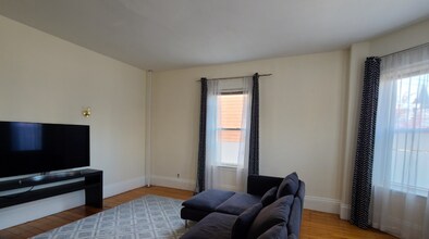 49 Temple St, Unit 1 in Somerville, MA - Foto de edificio - Building Photo