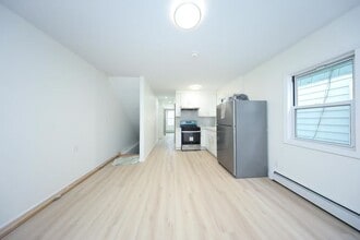 1632 W 4th St, Unit 1st floor in Brooklyn, NY - Building Photo - Building Photo