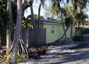 2550 N Beach Rd in Englewood, FL - Foto de edificio - Building Photo