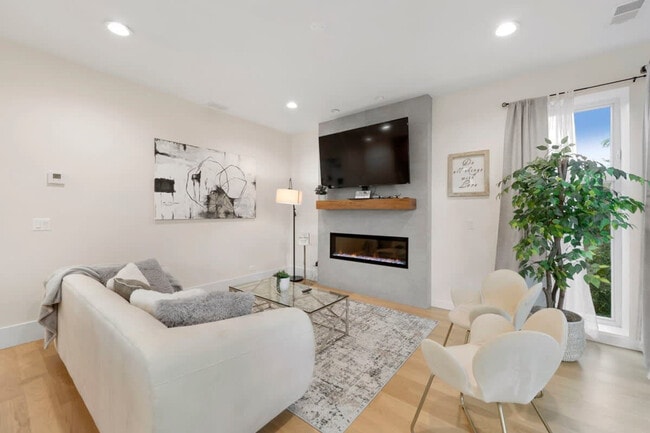 2110 W Washington Blvd