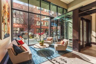 1025 NW Couch St in Portland, OR - Building Photo - Building Photo