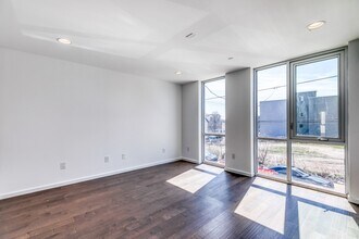 641 W Oxford St, Unit 2 in Philadelphia, PA - Building Photo - Building Photo