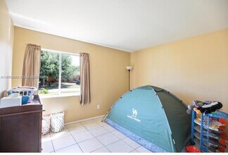 250 SW Homeland Rd in Port St. Lucie, FL - Foto de edificio - Building Photo