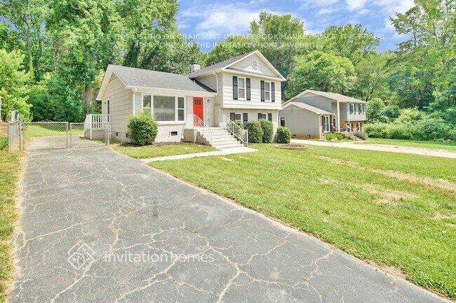 6301 Old Coach Rd in Charlotte, NC - Foto de edificio - Building Photo