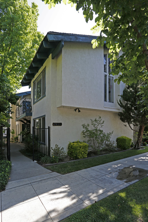 Acrewood Apartments in Sacramento, CA - Building Photo