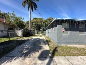 537 NW 8th Ave in Fort Lauderdale, FL - Foto de edificio - Building Photo