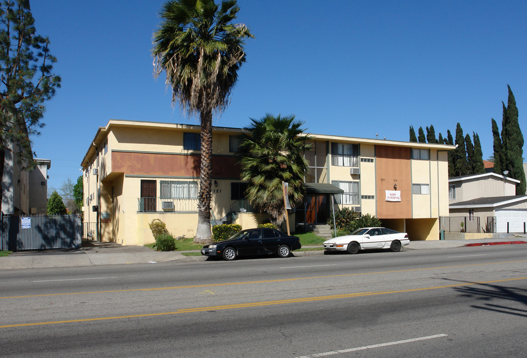 7121 Woodman Ave in Van Nuys, CA - Building Photo