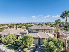 10117 Edgecliff Ln in Las Vegas, NV - Foto de edificio - Building Photo