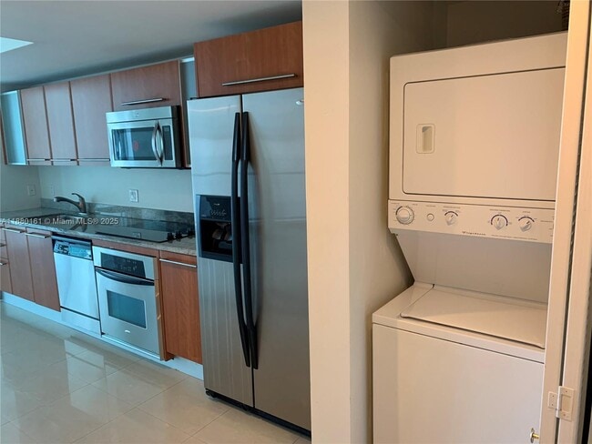 185 SW 7th St, Unit 1606 in Miami, FL - Building Photo - Building Photo