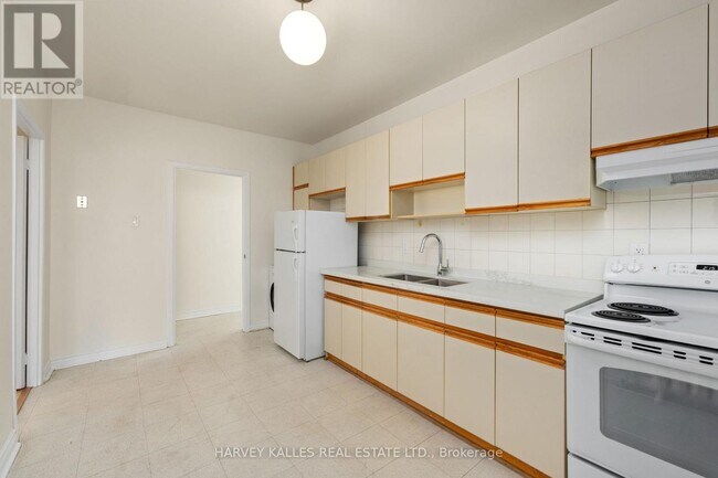 822 St Clair Ave W in Toronto, ON - Building Photo - Building Photo