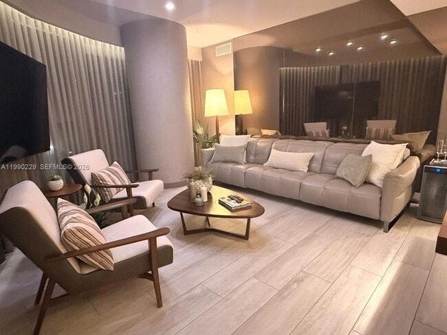 45 SW 9th St, Unit 1401 in Miami, FL - Building Photo - Building Photo