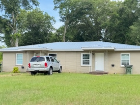 109 Aventura Ct in Ozark, AL - Building Photo